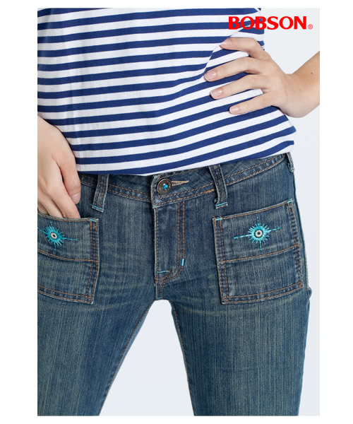【BOBSON】女款貼口袋伸縮中喇叭牛仔褲(藍77)