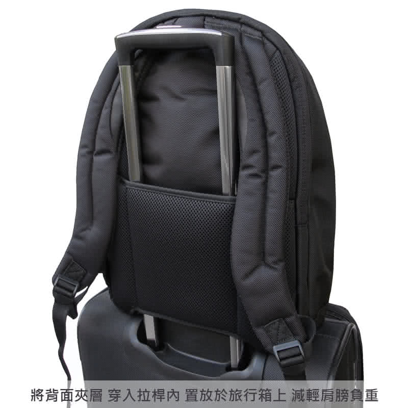 將背面夾層穿入拉桿內 置放於旅行箱上減輕肩膀負重 