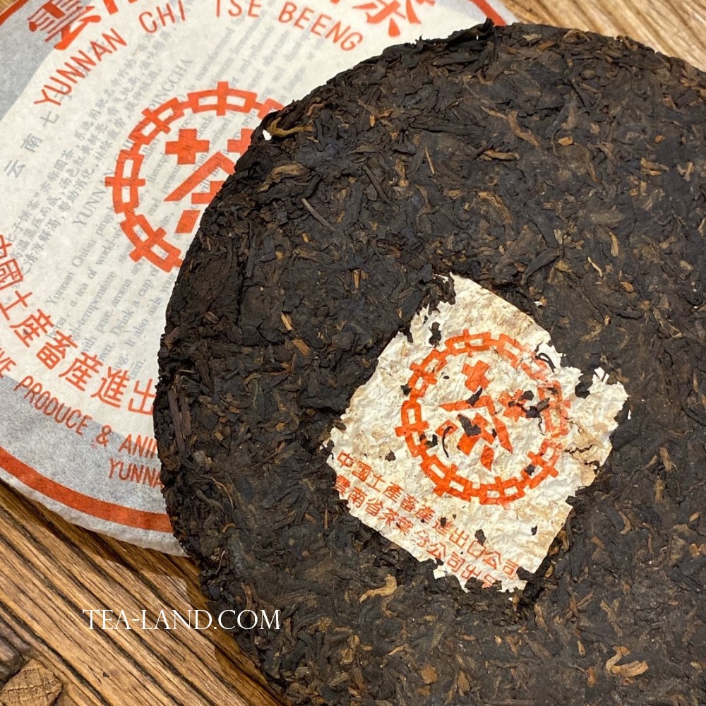 云南YUNNAN子饼茶系驰名中外清涼解渴帮助消化疲劳,提神蒸压而成,汤色红黄鲜亮,香气高,滋味醇BEENGYUNNAping  , a tea of -wwith    Drink a  ofalso aids you進 PRODUCE & YUNNA雲南省茶葉分公司出版中國土產畜產進出口公司TEA-LAND.COM