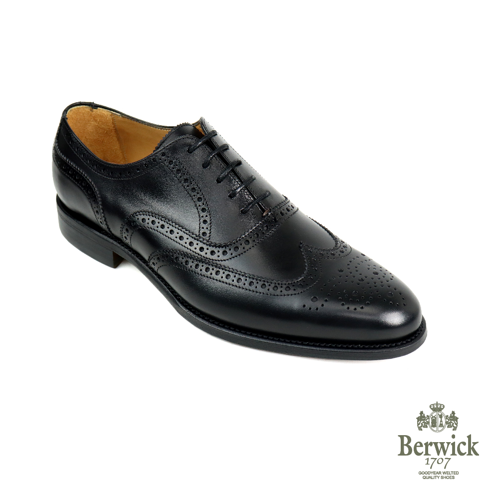 Berwick 西班牙手工翼紋雕花牛津鞋 黑色(B5215-