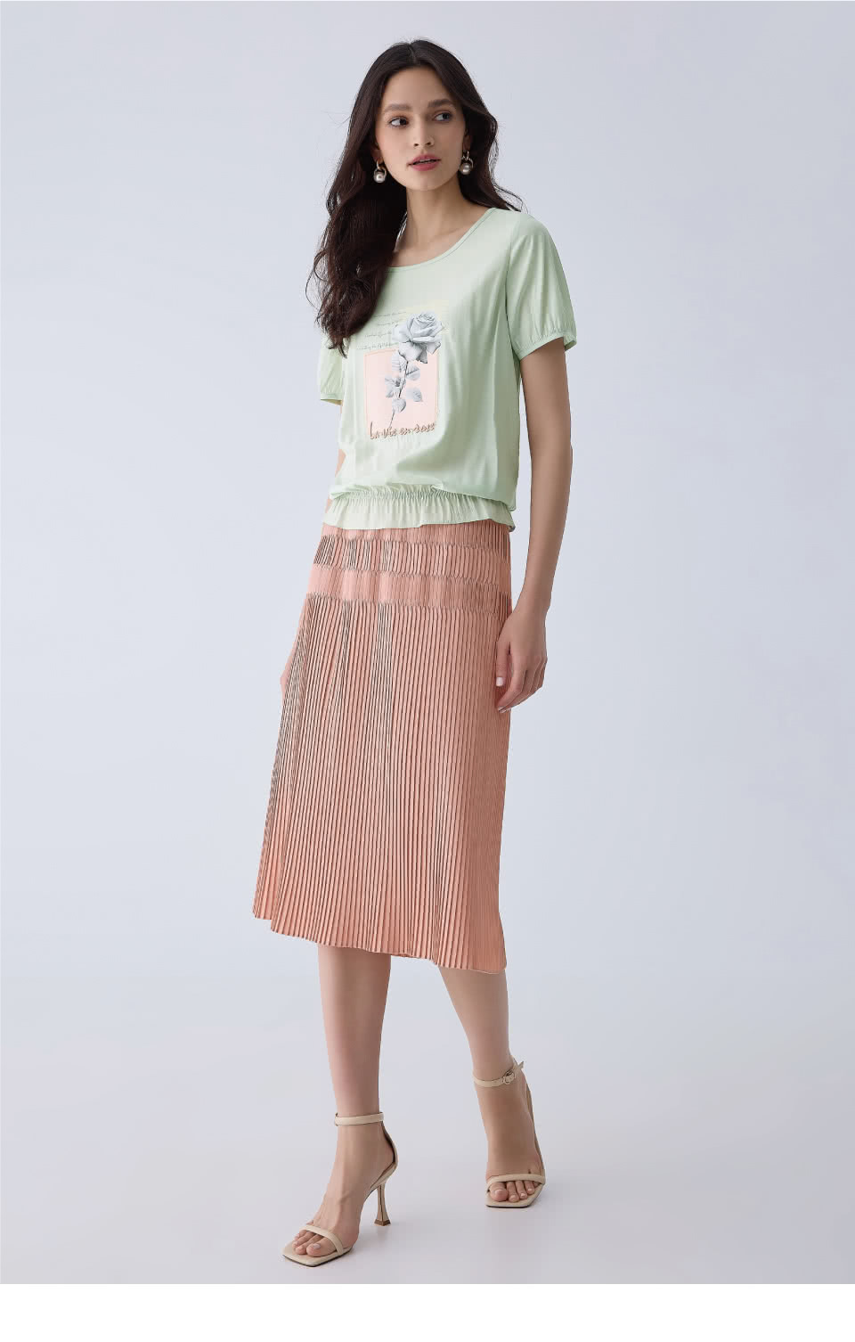 ILEY 伊蕾 玫瑰刺繡貼布造型上衣(淺綠色；M-XL；12