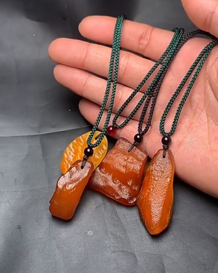 天然石琥珀吊墜 年代品 Penny珮妮】琥珀蜜蠟原石原礦水滴雞油黃吊墜約5-10g(4款可選) - momo