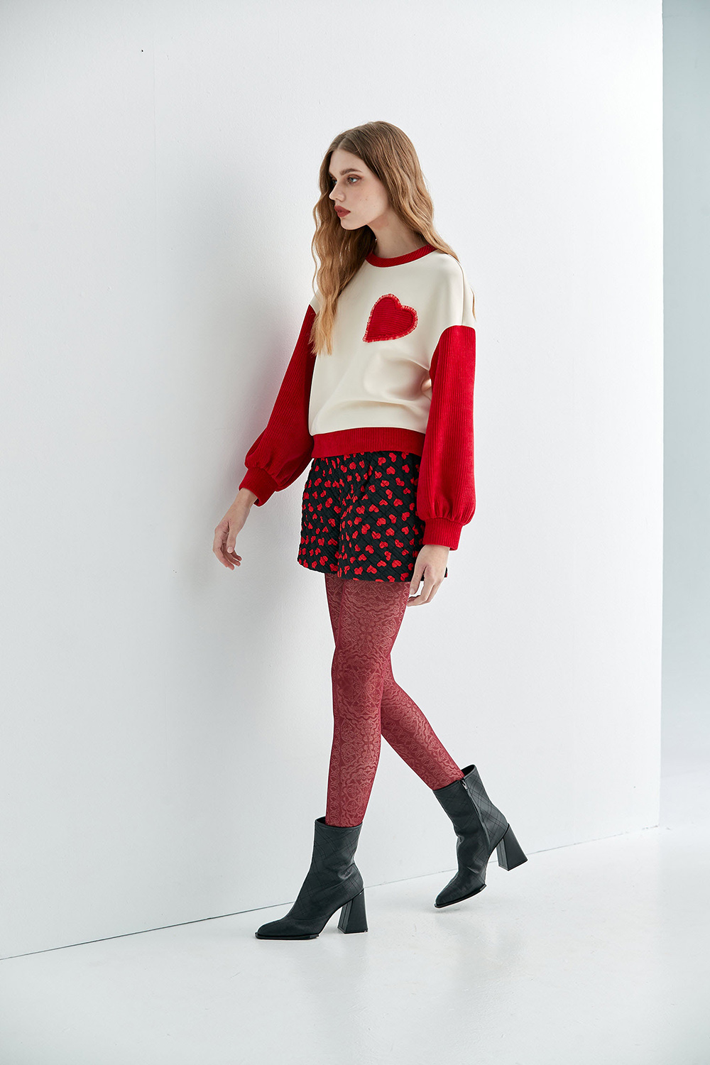 iROO 鑲荷葉邊愛心上衣 推薦