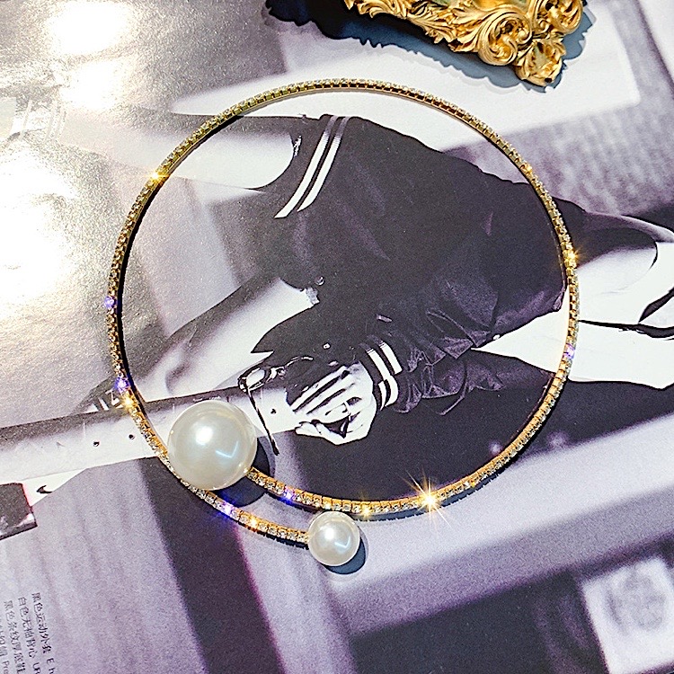 黑色运动外套 Eh 白色无袖背心 UR 黑色条纹厚底鞋 