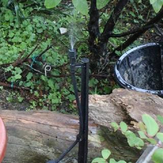 【灑水達人】可調整微霧噴頭2分管與50公分腳架噴霧角度360度5個一包(黑)