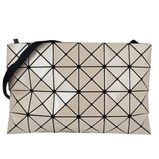 【ISSEY MIYAKE 三宅一生】BAOBAO亮面方格4x6斜背包(米色/大)