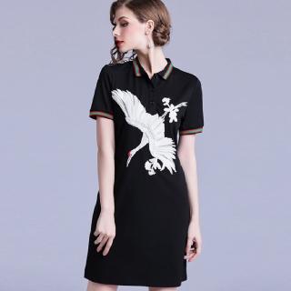 【a la mode 艾拉摩兒】月光黑仙鶴刺繡彩條滾邊短裙洋裝(S-2XL)