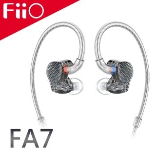 FiiO FA7 FiiO FA7是一款高階有線入耳式動鐵耳機,採用三單體驅動系統(CI-22955動鐵×1、ED-29689動鐵×1、SWFK-31736定製雙複合動鐵×1),提供精準細膩的音質表現。阻抗僅23Ω,靈敏度110dB/mW,頻率範圍20Hz-40kHz,適合各種音源裝置。配備單晶銅鍍銀線材、3.5mm L型插頭及MMCX可換線設計,重量單個僅5.3g,含盒534g。顏色選擇稜黑或紅藍雙色,中國原產,一年保固。完美適用通用作業系統,無麥克風,專為音樂愛好者打造的專業耳塞式耳機。