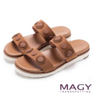 【MAGY】異國渡假風 質感牛皮造型裝飾平底拖鞋(棕色)