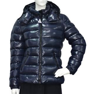 【MONCLER】經典BADY系列品牌LOGO輕盈絎縫羽絨拉鍊連帽外套(女-藍4685806-68950-742)
