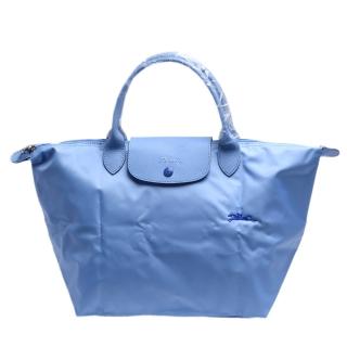 【LONGCHAMP】經典LE PLIAGE系列刺繡摺疊暗釦/拉鍊短提把尼龍水餃包(中-藍色1623619-P38)