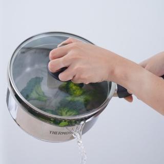 【THERMOS膳魔師】不鏽鋼附蓋單柄湯鍋瀝水鍋雪平鍋18cm(SPC-S18)