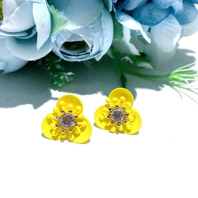 【Ada】日韓流行飾品 俏皮黃色立體花朵造型鑲鑽耳針耳環(造型耳環 花朵耳環 鑽)