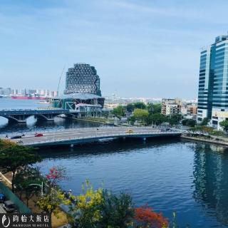 【高雄鈞怡大飯店】暑假不加價★雙人含早-買1晚送1晚(平日升等河景房或商務房)