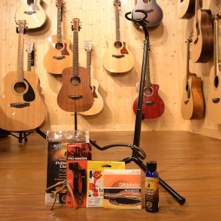 【小叮噹的店】M001 亮光吉他換弦保養組合(吉他弦 捲弦器 移調夾 吉他架 擦琴布)