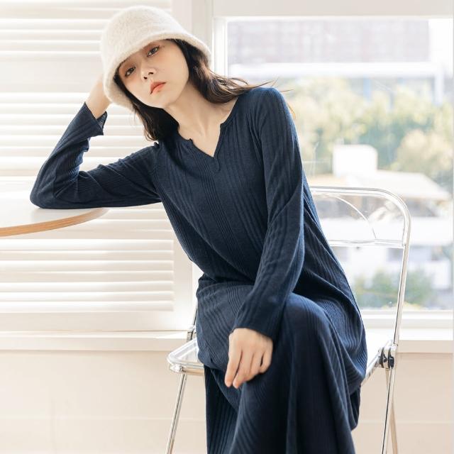 【OB 嚴選】純色多色小V領緹花針織合身洋裝 《DA9518》