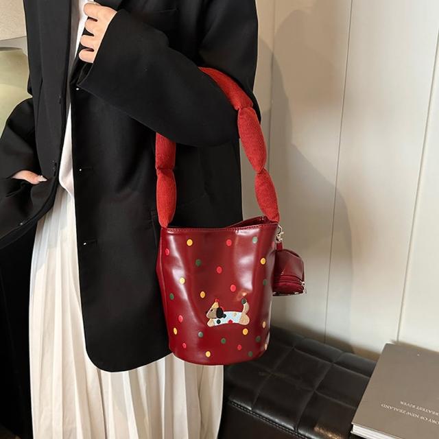 【Jpqueen】俏皮圓點狗狗刺繡女款手提側肩包水桶包(3色可選)
