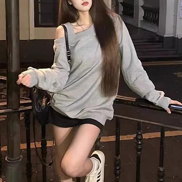 【D.studio】韓版美式灰色斜肩露肩上衣(長袖上衣 女裝 衣服 長袖t恤 保暖上衣 冬裝 W542)