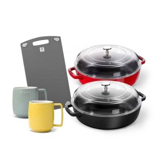 13638066 OL 【STAUB】琺瑯鑄鐵雙耳煎鍋24cm含蓋+抗菌砧板+拿鐵杯2入組(德國雙人牌集團官方直營)