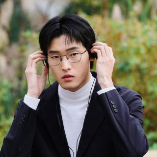 【KlassiC.】AXIS 鈦金屬方框眼鏡 為長時間專注而設計的輕量材質 1000種臉型實測 第一眼就對的黃金比例