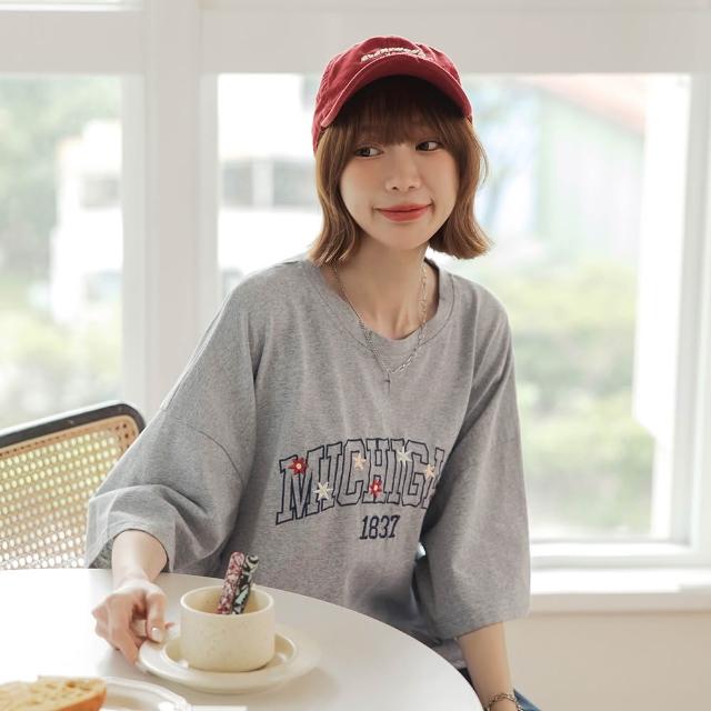 【OB 嚴選】純棉小花字母刺繡寬鬆落肩上衣 《AB21378》 適 M~3L