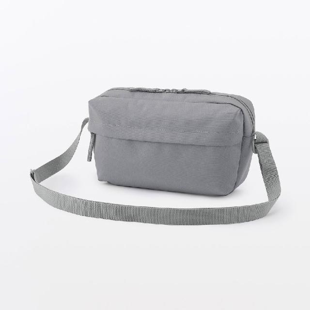 【MUJI 無印良品】撥水加工再生聚酯纖維背面附口袋肩背包(灰色/黑色/淺米/摩卡棕)